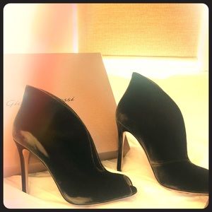 Brand New Gianvito Rossi “Vamp” booties